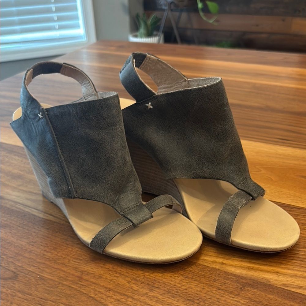 Koolaburra Distressed Perez Wedge Leather Sandals Size 8.5
